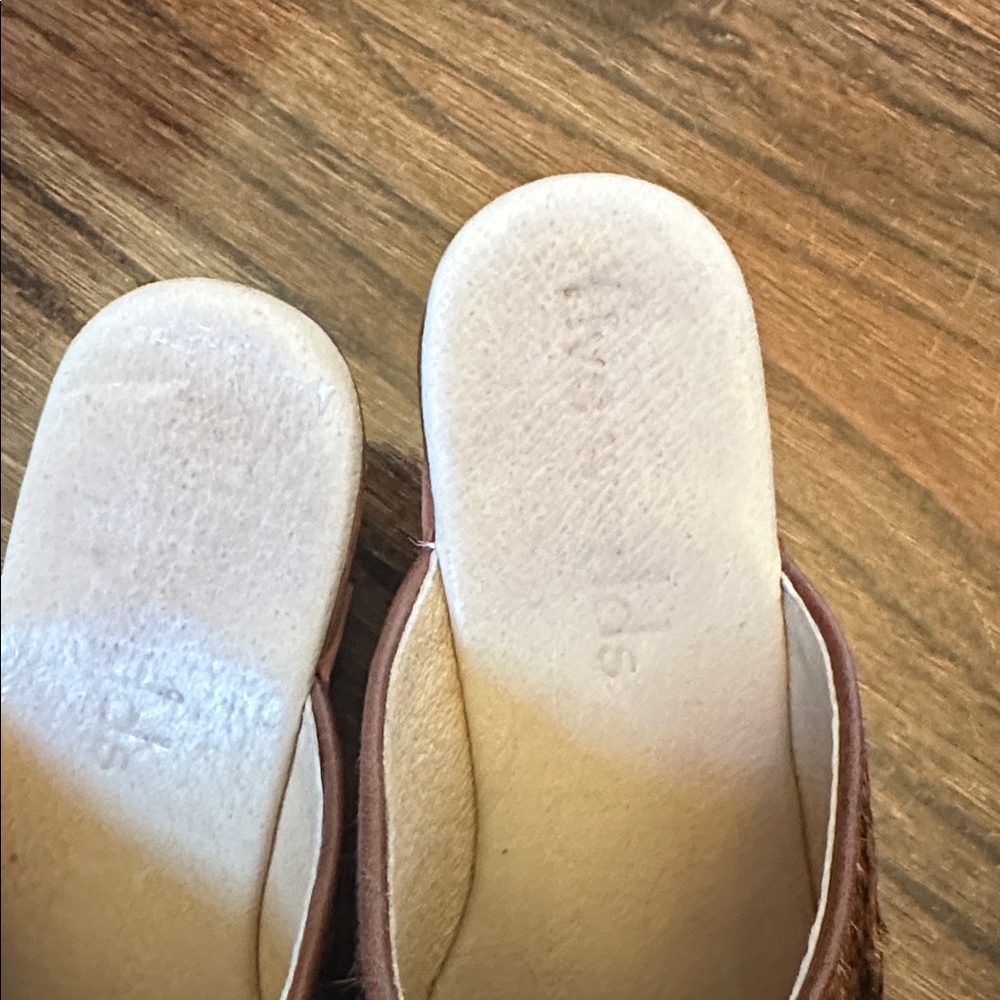 Five Worlds (Cordani) Zorba Cow Hair Clogs size 8 - Picture 3 of 4